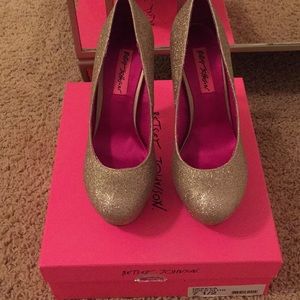 Betsy Johnson Gold Glitter ‘Deeeva’  heels.